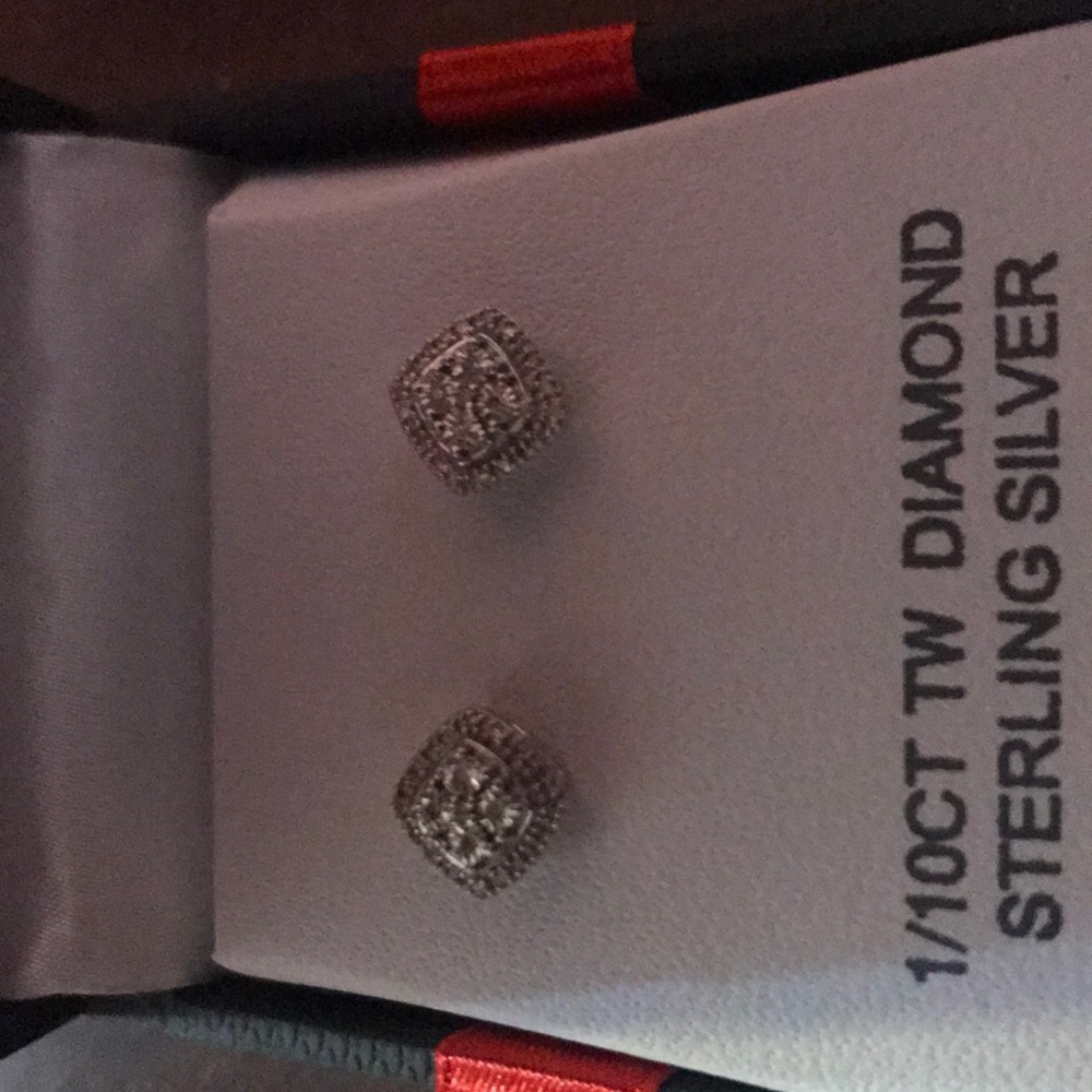 1/10Tct diamond earrings in sterling silver. Very sparkly. - Picture 2 of 3